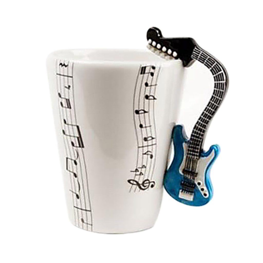 Taza de cerámica con asa en forrma de guitarra. Medidas 7,5 cm diámetro x 10 cm alto aprox. Capacidad: 250 ml