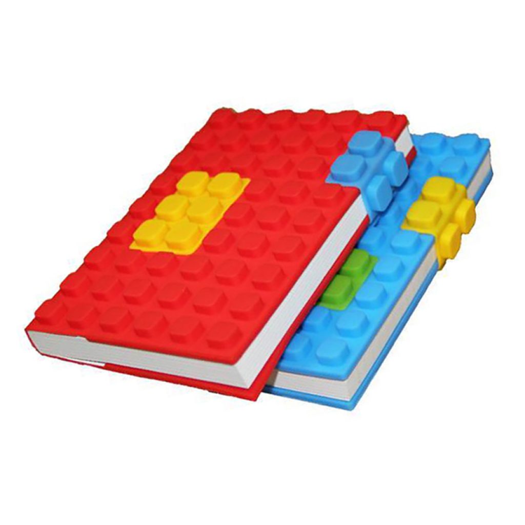 Block de notas tamaño A6 (15x10x2,6 cm). Compuesto por 100 hojas; 200 páginas interiores de 80 g/m2. Cubierta de silicona con diseño lego. Incluye dos piezas de silicona. No incluye personalización. Presentado en bolsa individual.