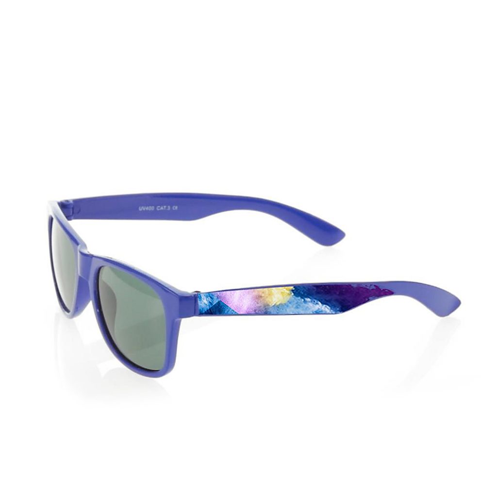 Gafas de sol fabricadas con estructura y lentes de policarbonato normales, bisagras metálicas y protección UV400 (100% UV). Impresas en cuatricromía en las caras exteriores de ambas patillas e impresa a un color en una posición en la cara interior de una.