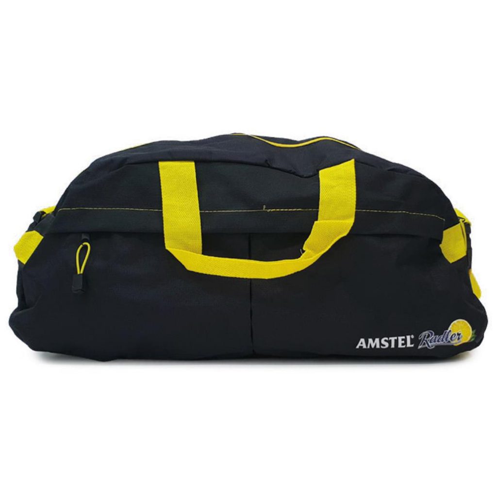 Bolsa de deporte de medidas 43.5x24x26 cm fabricada en poliéster 600D 5-rip stop con recubrimiento interior de PVC, refuerzo interior de cartón rígido forrado en color negro. Asa bandolera ajustable de 94 cm de largo x 4.5 cm de ancho. Asas de agarre de 42 cm.