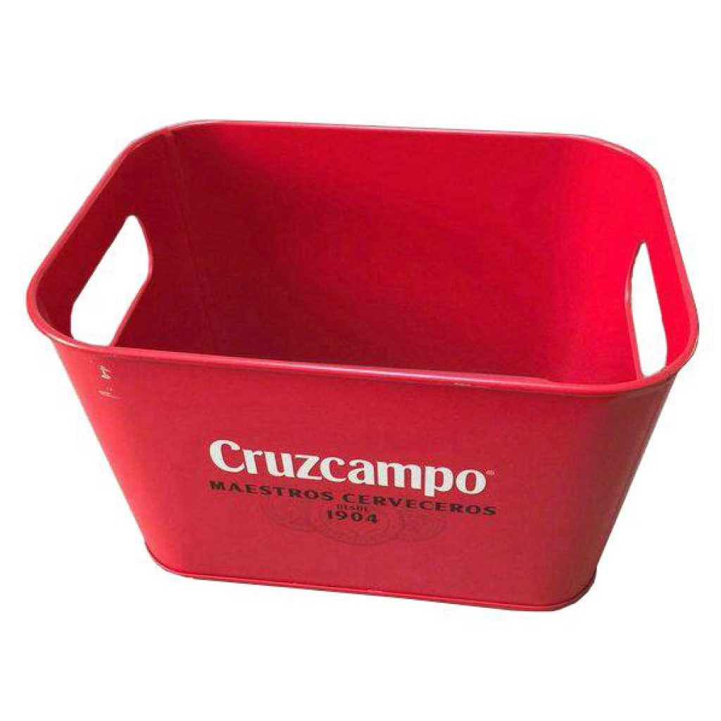 Cubo metálico de 0,28 mm de espesor. Medidas: Base superior 250 x 180 mm; Base inferior 230 x 155 mm; Altura 195mm. Impresión exterior a todo color e impresión interior a un color. Cada pieza presentada en bolsa de polietileno individual.