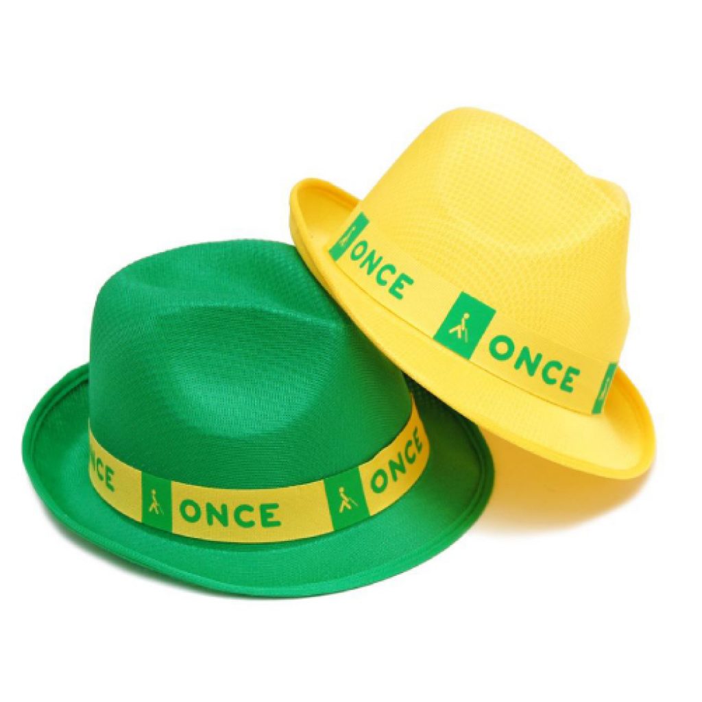 Sombrero fabricado en polyester, talla adulto, en color verde, personalizados con banda de poliéster de 3 cmts. de grosor e impresa a un color. Presentados en bolsas de 50 uds.